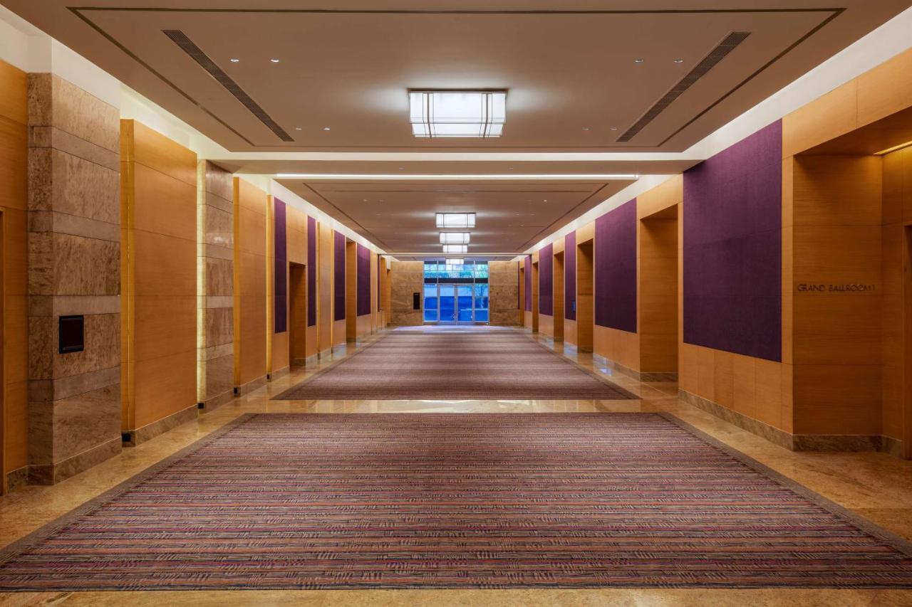 Grand Hyatt Mumbai Hotel And Residences Eksteriør bilde A corridor at the hotel