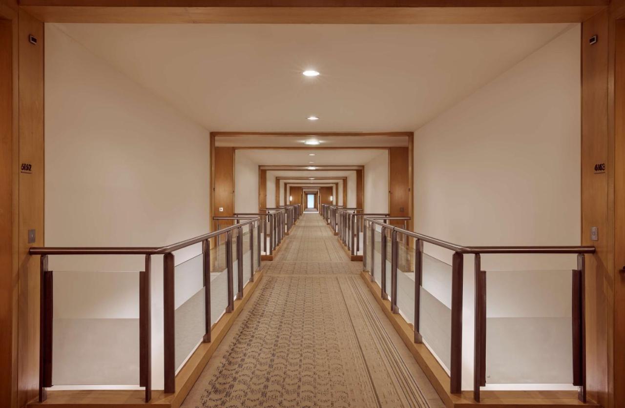 Grand Hyatt Mumbai Hotel And Residences Eksteriør bilde A corridor at the hotel