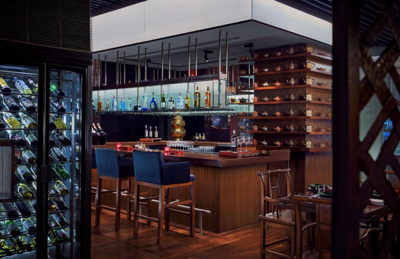 Grand Hyatt Mumbai Hotel And Residences Eksteriør bilde The bar at the restaurant