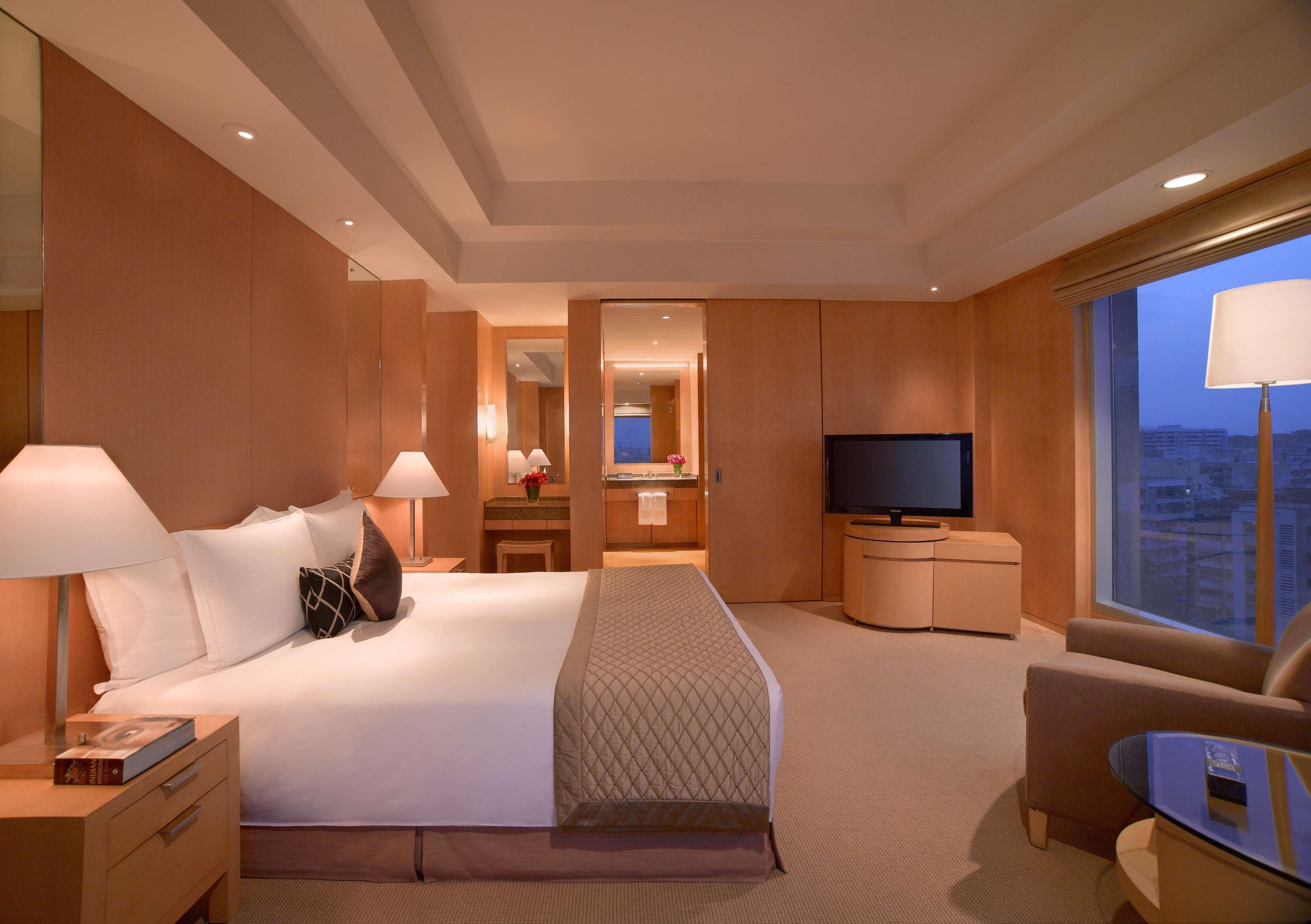 Grand Hyatt Mumbai Hotel And Residences Eksteriør bilde A bedroom in a suite at the Mandarin Oriental, Hong Kong