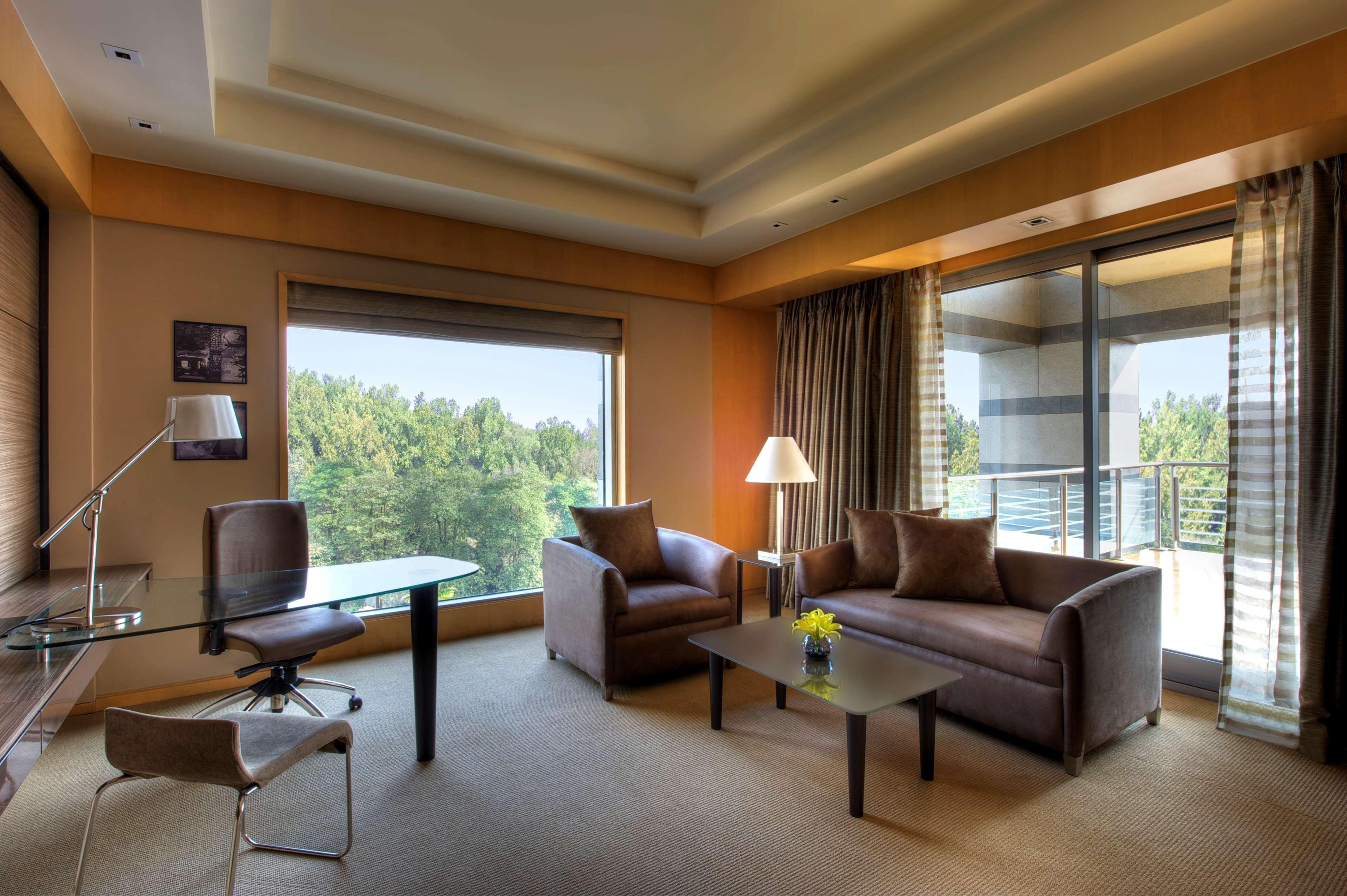 Grand Hyatt Mumbai Hotel And Residences Eksteriør bilde A suite at the hotel