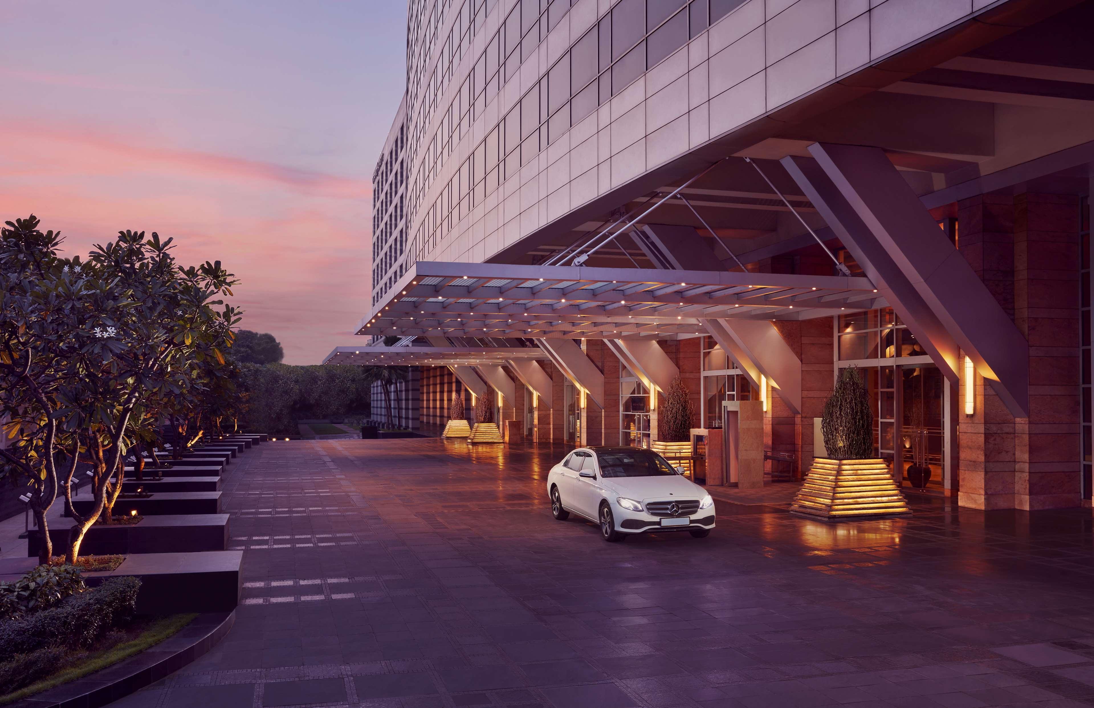 Grand Hyatt Mumbai Hotel And Residences Eksteriør bilde The hotel's main entrance