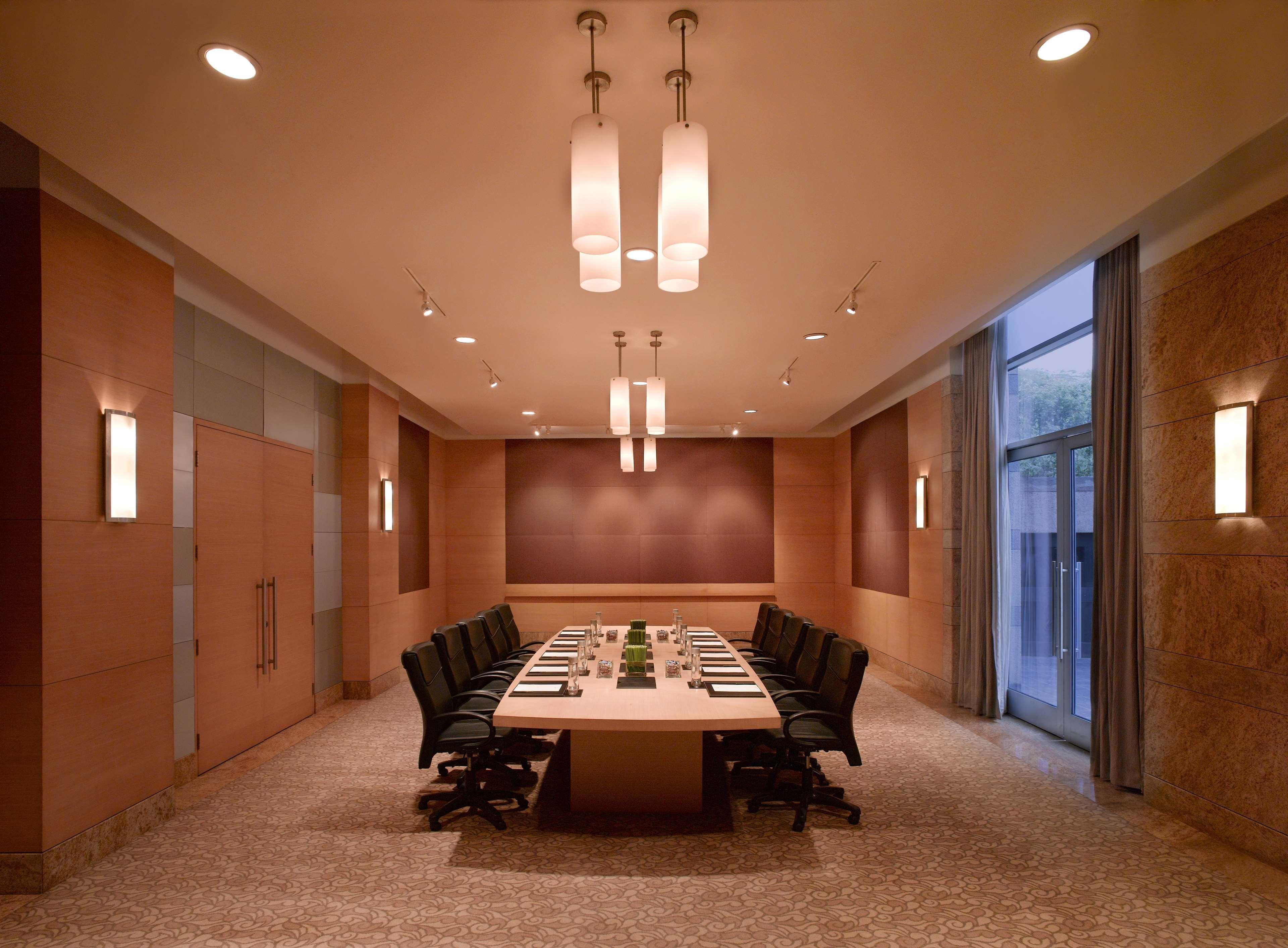 Grand Hyatt Mumbai Hotel And Residences Eksteriør bilde A boardroom at a hotel