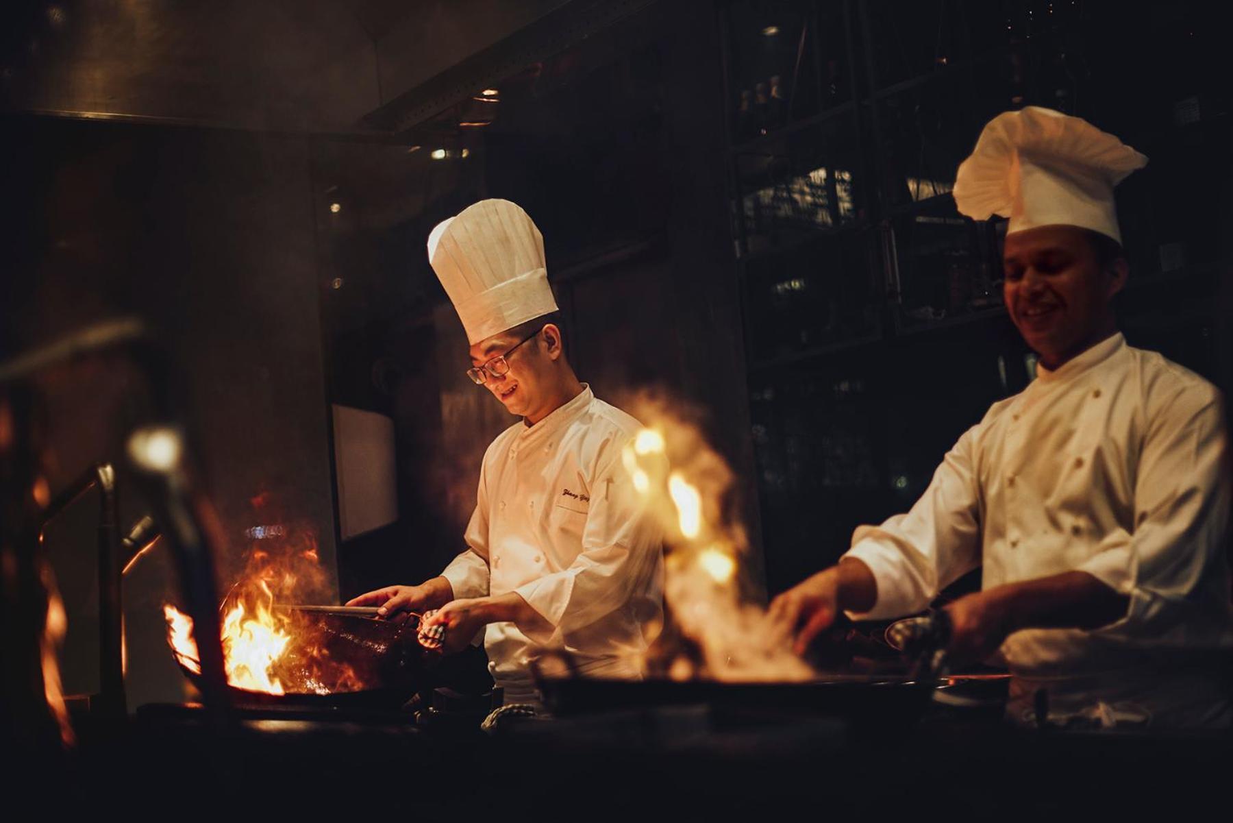 Grand Hyatt Mumbai Hotel And Residences Eksteriør bilde Cooking with a wok